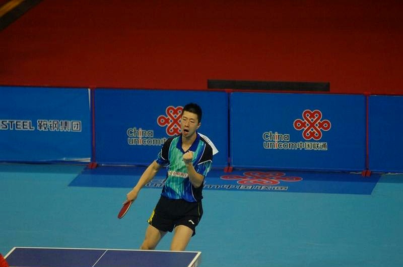 中国乒乓球队轻取英国乒乓球队，王皓送出助攻