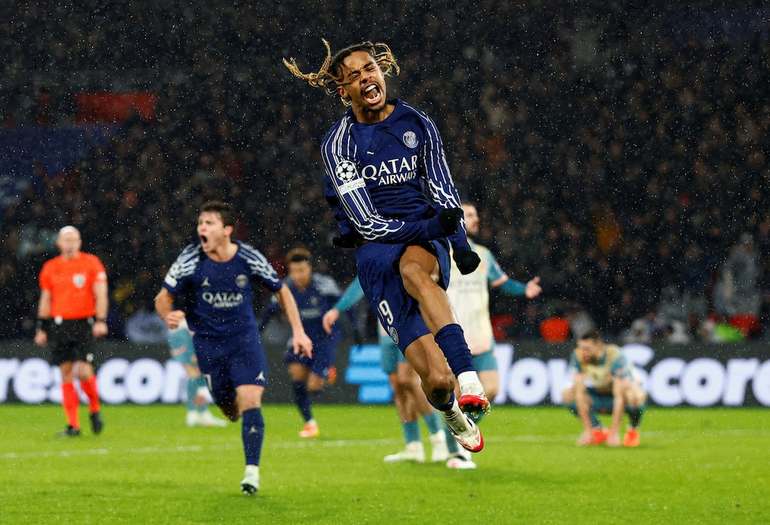 包含巴黎圣日耳曼客场被逼平，领先优势缩小的词条