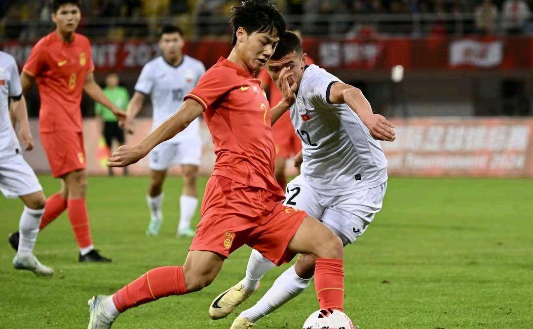 中国足球联赛中球员们的拼搏精神再现