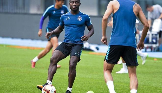 天津泰达队员备战关键比赛，目标拿下三分