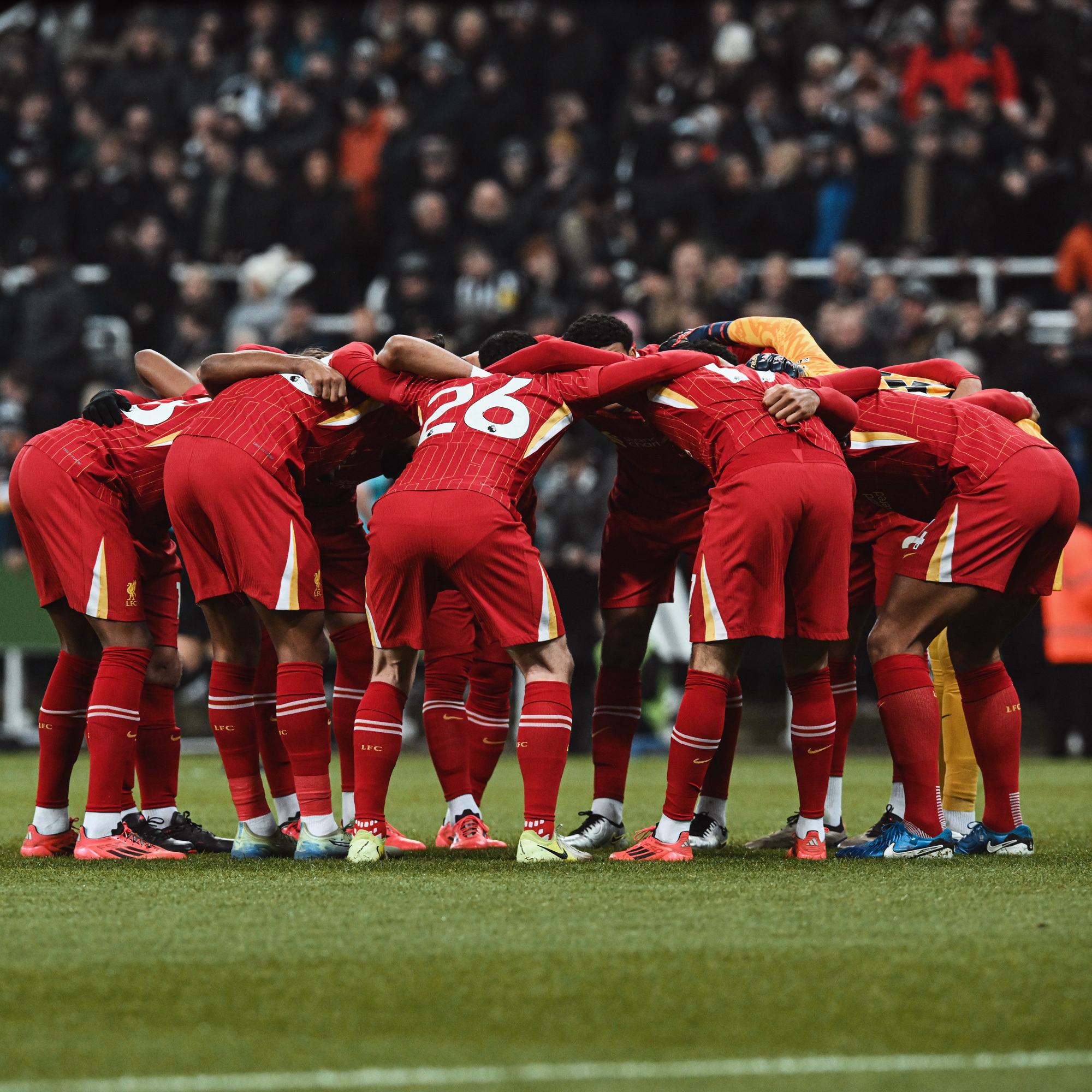 开云下载-一场激烈足球大战引得球迷尖叫