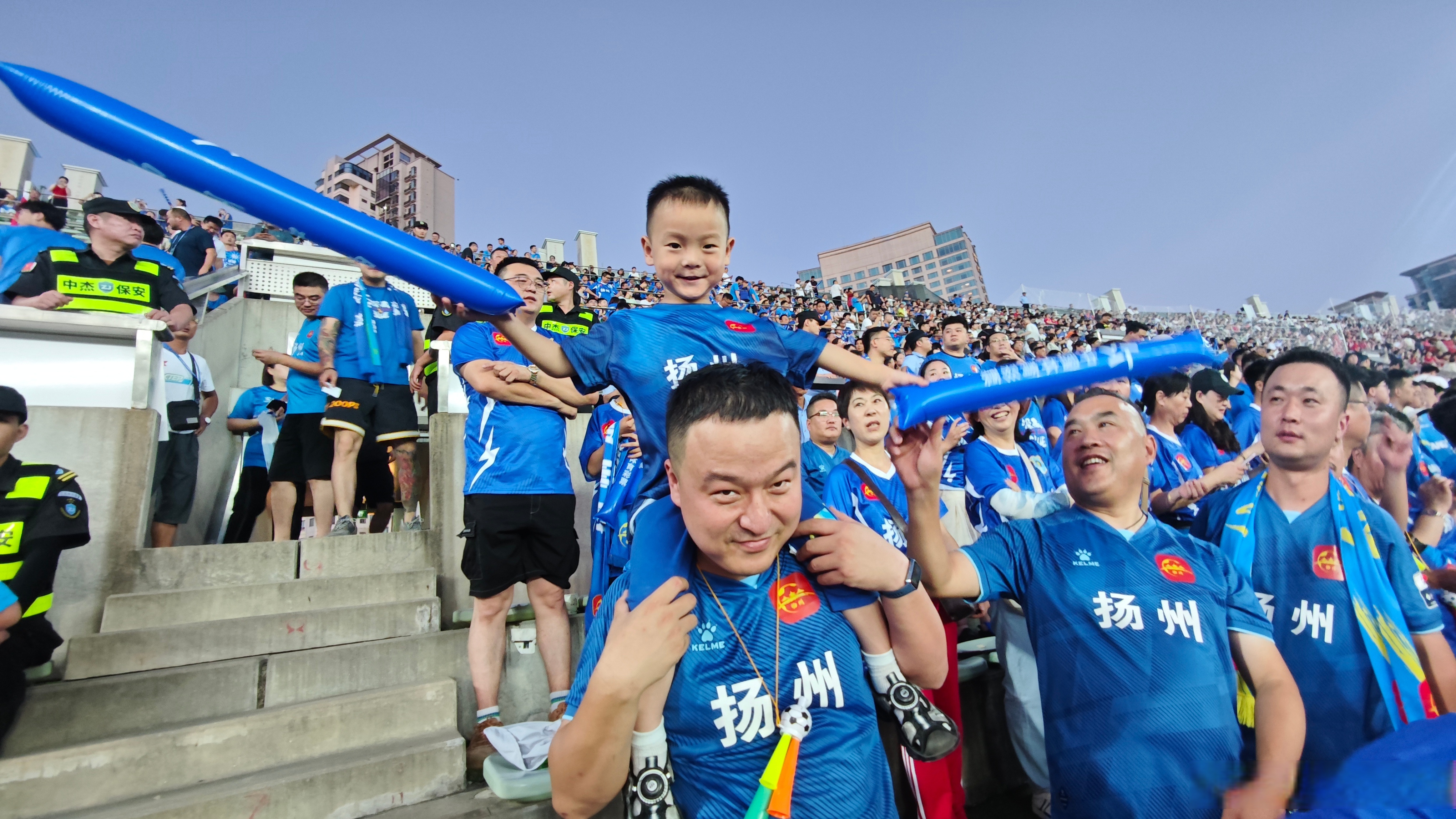 一场激烈足球大战引得球迷尖叫