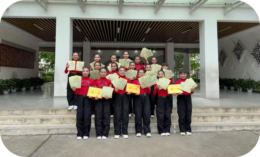 队员们在激烈比赛中展现出色，赢得冠军桂冠