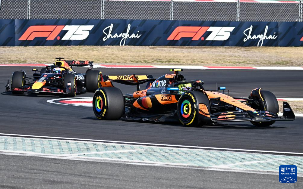 开云体育APP下载-阿斯顿马丁鏖战威廉姆斯，汉密尔顿关键制胜的简单介绍