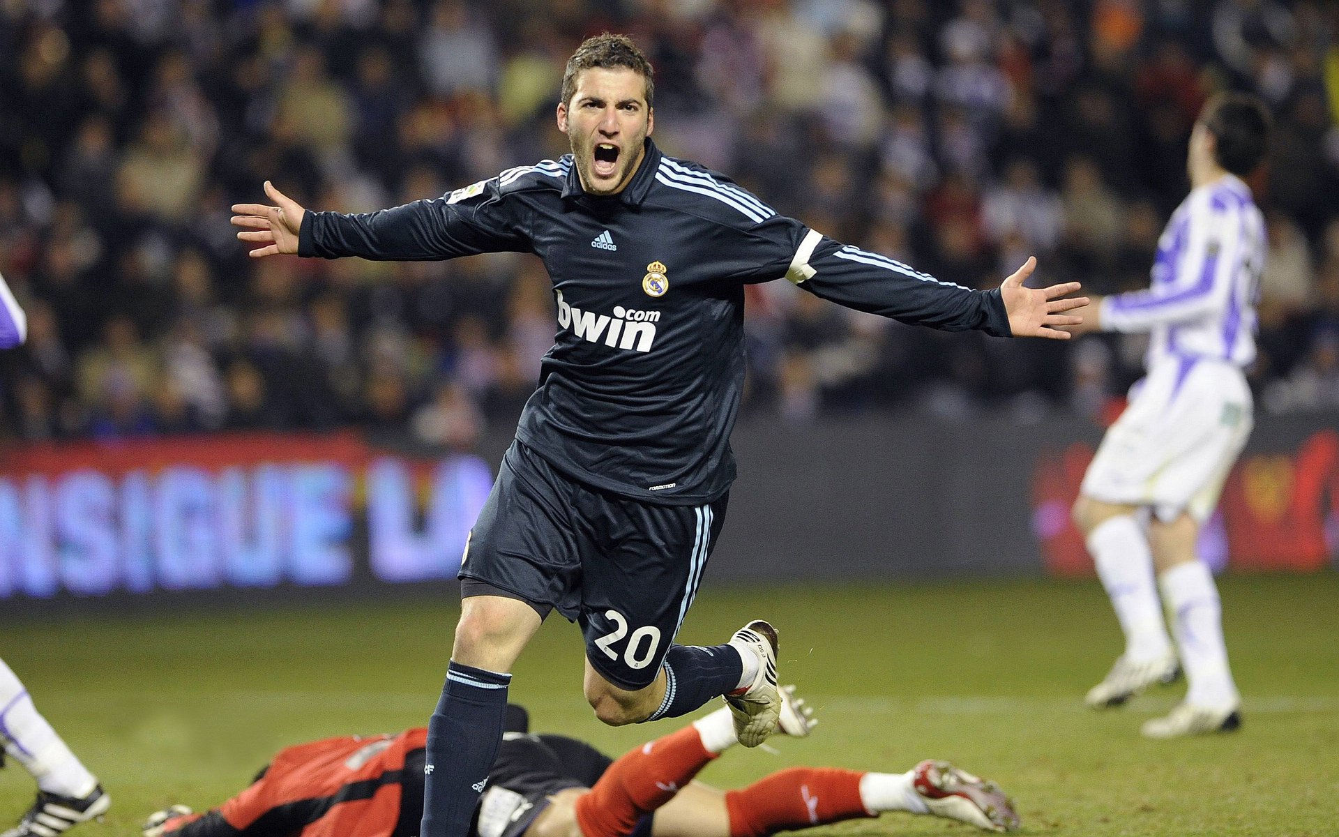 奥亚尔萨瓦尔关键回合不手软,亚特兰大制霸牙买加—新大陆的足球征服者