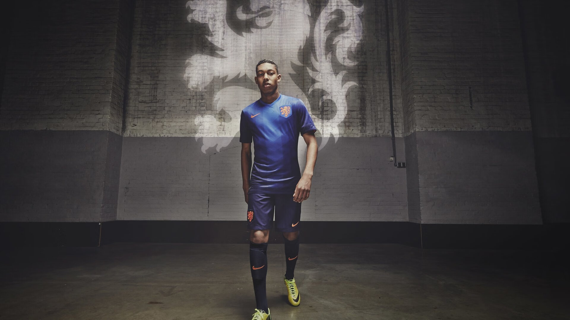 从草地到硬地的王权交接，拉沃尔杯横扫温网，西西帕斯如何统治全场